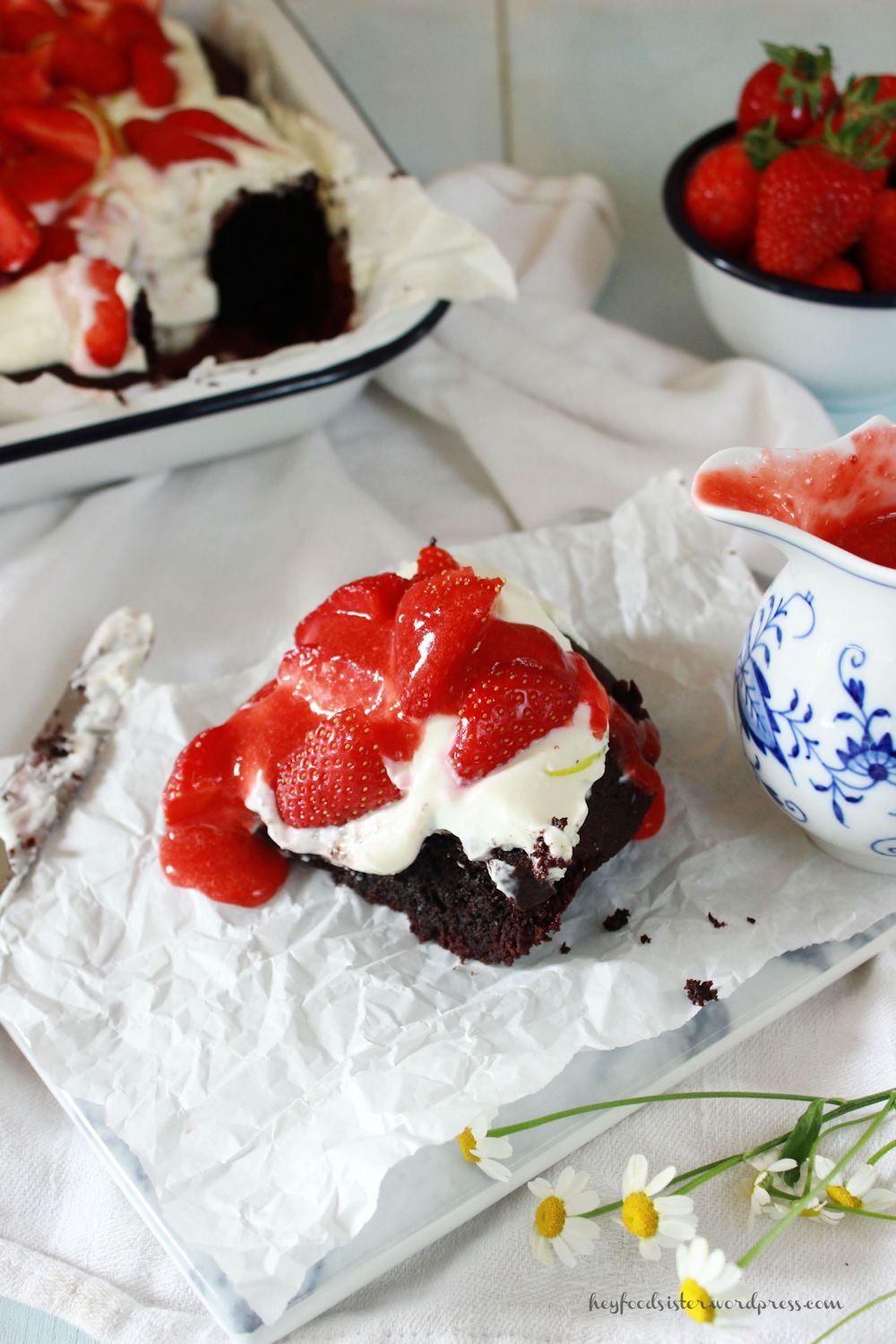 Rezept für einen Brownie Kuchen mit Erdbeeren und Mascarpone Creme