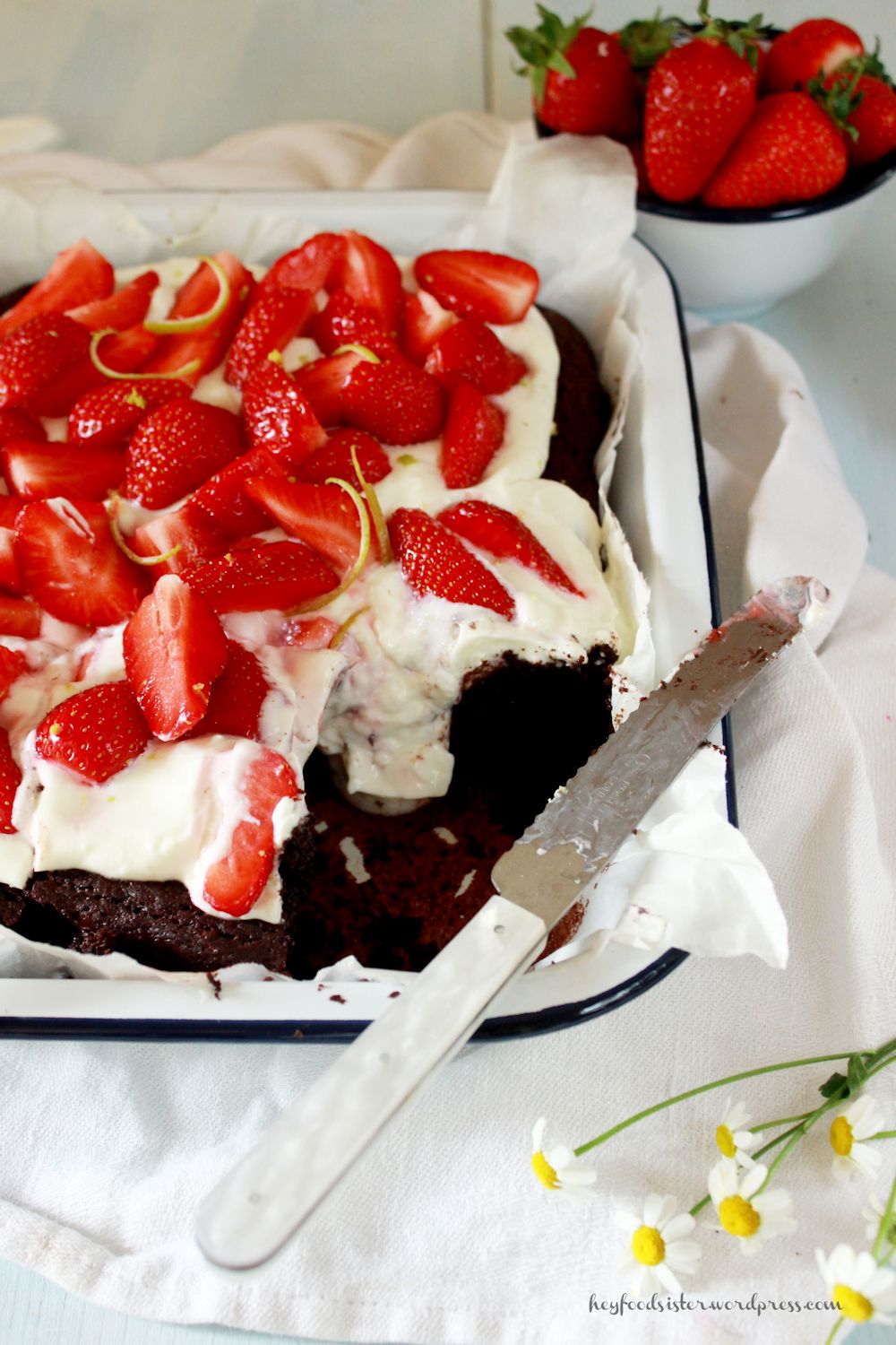 Rezept für einen Brownie Kuchen mit Erdbeeren und Quarkcreme