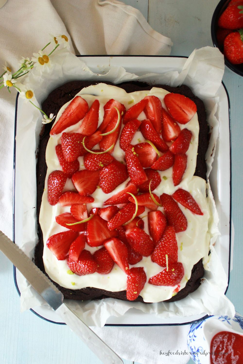 Rezept für einen Brownie Kuchen mit Erdbeeren