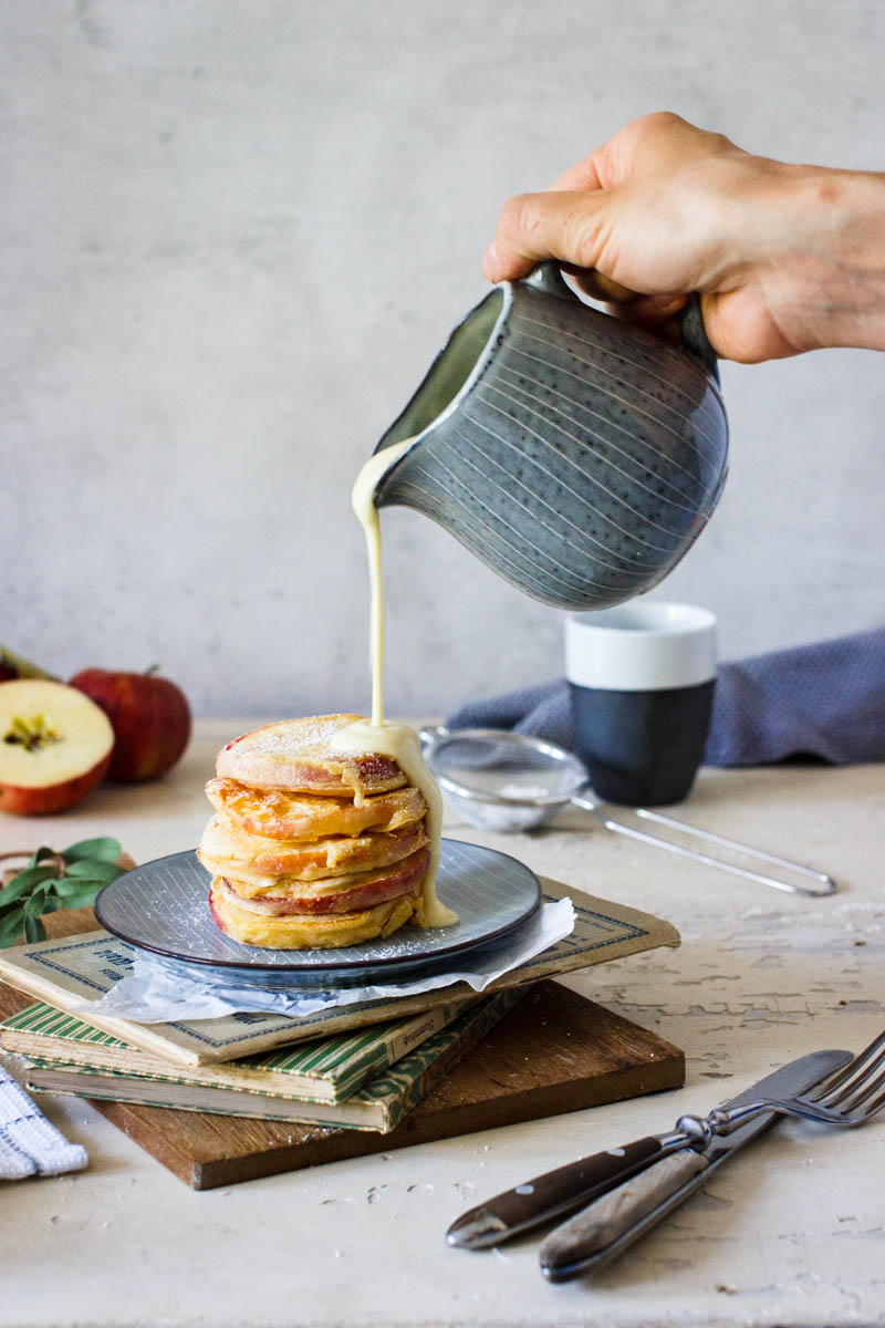 Rezept für einfache Apfelküchlein mit Vanillesoße - Hey Foodsister