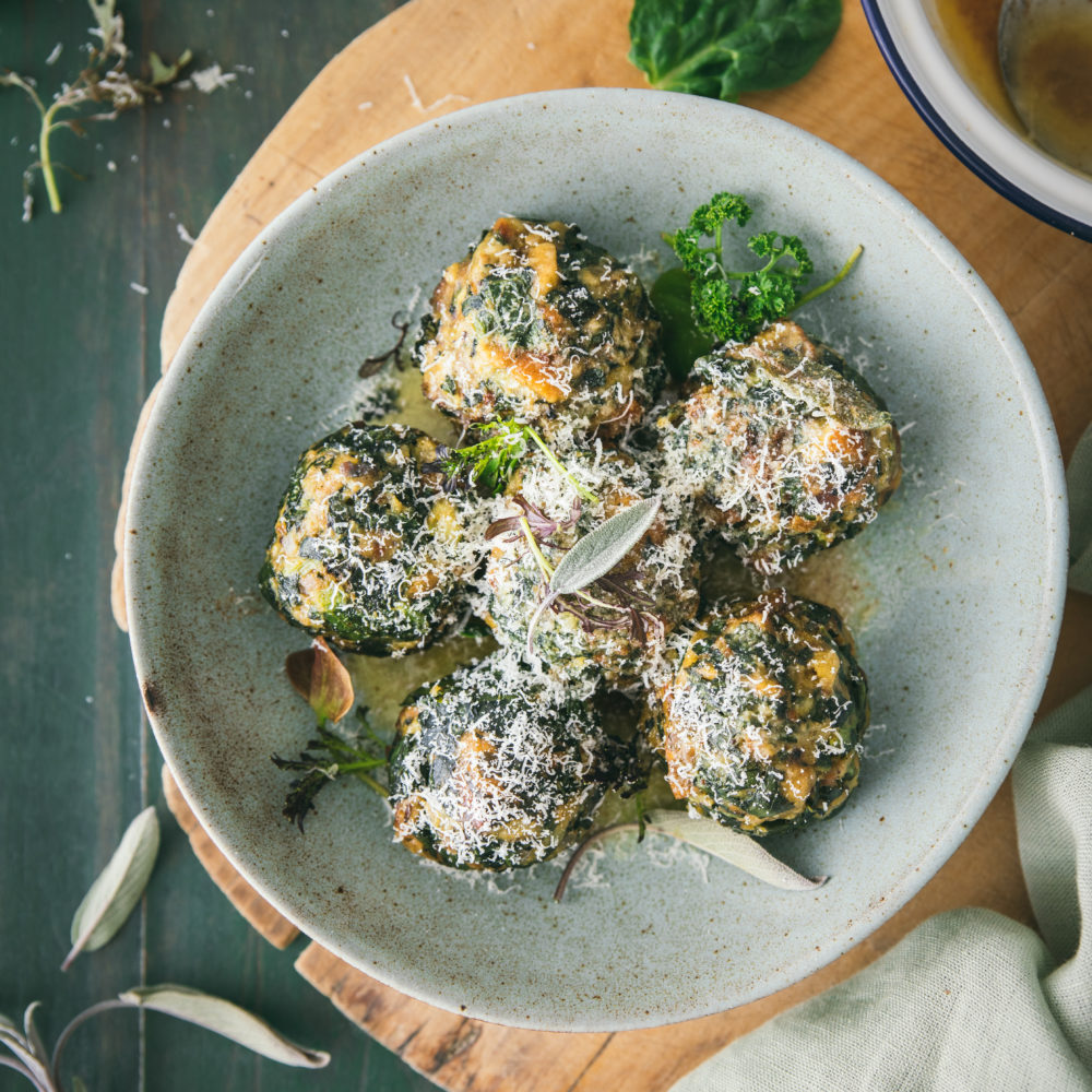 Spinatknödel mit Parmesan und Salbeibutter - Hey Foodsister