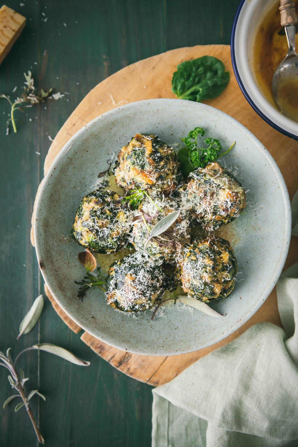 Spinatknödel mit Parmesan und Salbeibutter - Hey Foodsister