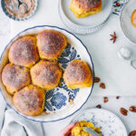 Kürbisbrötchen mitPumpkin Spice Kruste und Nüssen
