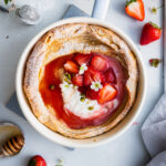 Dutch Baby Ofenpfannkuchen mit gerösteten Erdbeeren