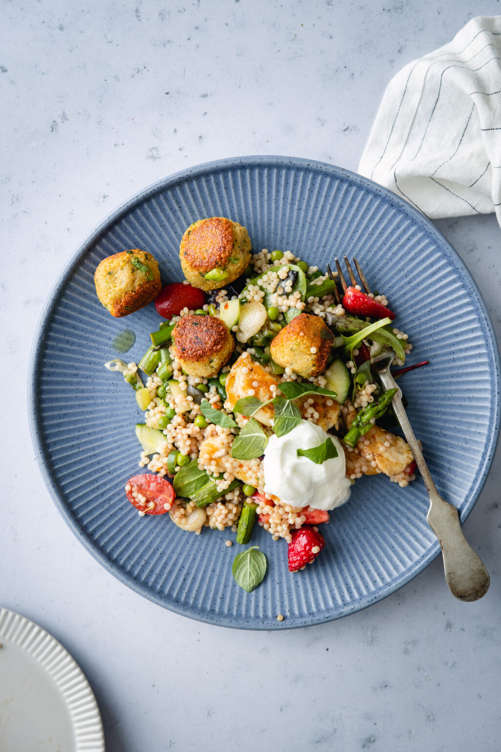 Couscous Salat mit grünem Spargel und Erdbeeren - Hey Foodsister