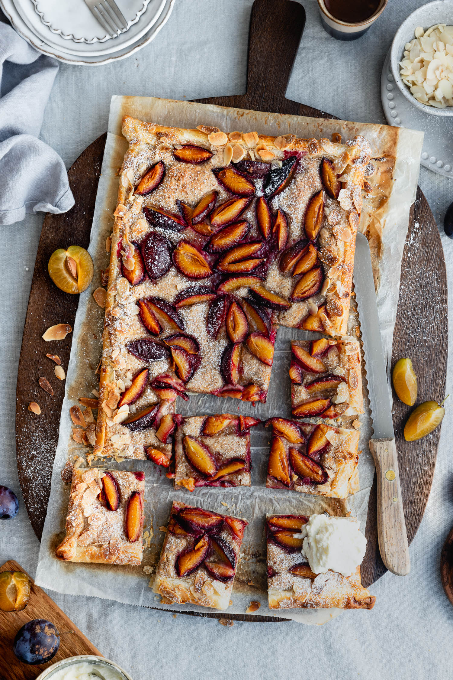 Zwetschgenkuchen mit Blätterteig und Mandelcreme