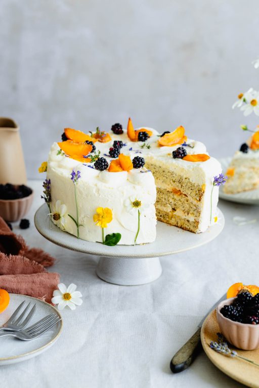 Aprikosen Torte mit Mohn und Marzipan