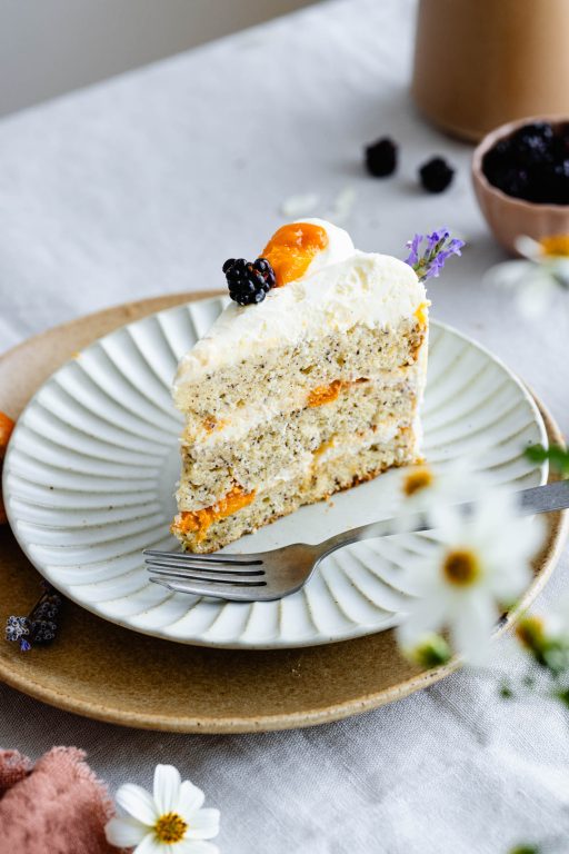 Aprikosen Torte mit Mohn und Marzipan